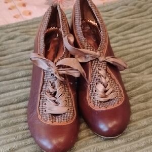 Anthropologie Poetic License Brown and Cream With Pumpkin Stitching. Size 8